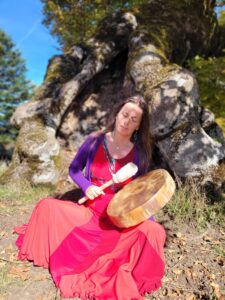 Aurélie Tambour joue assise à l'arbre GaiRieur